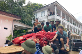 Lũ quét cả bản ở Lào Cai: Cuốn hết bố mẹ và các con, tìm thấy vợ nhưng chết rồi