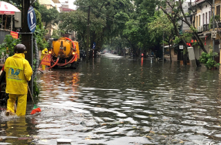 Mưa lớn sáng đầu tuần, nhiều phố Hà Nội ngập trong nước