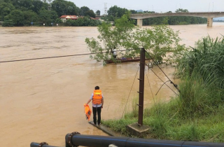 Người đàn ông bị lũ cuốn trôi 2km trên sông may mắn được cứu sống