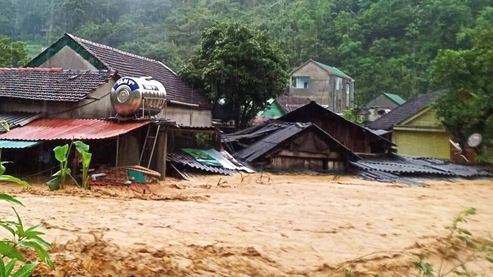 Tin mới nhất về cơn bão số 5 và nguy cơ lũ quét, sạt lở tại 16 tỉnh ngày 2/10