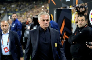 Jose Mourinho nhận thẻ đỏ, Man Utd vẫn không thắng Fenerbahce