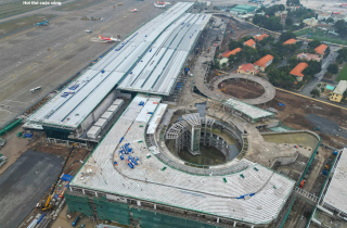 Công nhân làm việc xuyên lễ trên công trường nhà ga T3 Tân Sơn Nhất