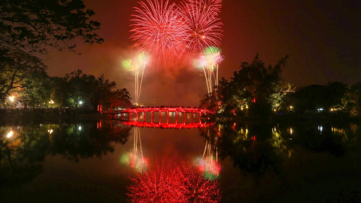 Pháo hoa rực sáng lung linh trên bầu trời Hà Nội, TP.HCM chào năm mới 2025