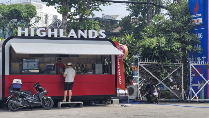 Highlands toan tính gì khi ra cây xăng bán cà phê?