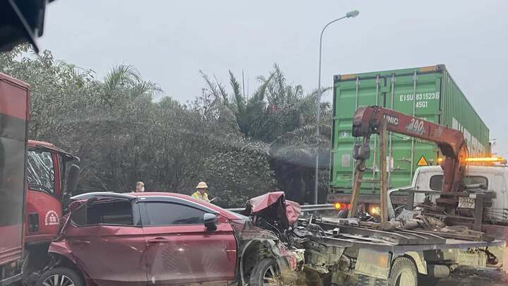 Tai nạn liên hoàn giữa 4 ô tô trên Đại lộ Thăng Long