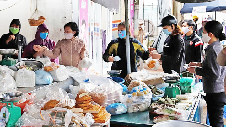 Chợ truyền thống của Hà Nội: Làm gì để hút khách trở lại?