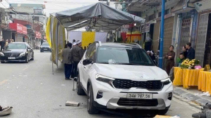 Dân dựng rạp giữa đường gây tai nạn, cán bộ thôn xã cũng cần bị xử lý