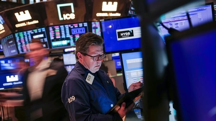 Dow Jones 'bốc hơi' gần 900 điểm, nhà đầu tư ngập nỗi lo kinh tế Mỹ suy thoái