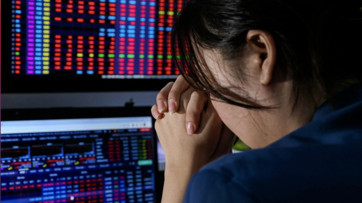 Nhà đầu tư bán tháo cổ phiếu, VN-Index giảm hơn 82 điểm, lao xuống 'đáy' 1 năm