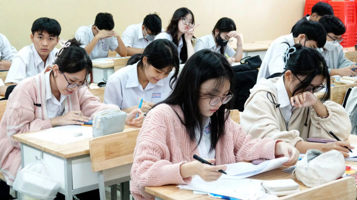 Cho phép dạy học 2 buổi/ngày sẽ chồng chéo quy định cấm dạy thêm?