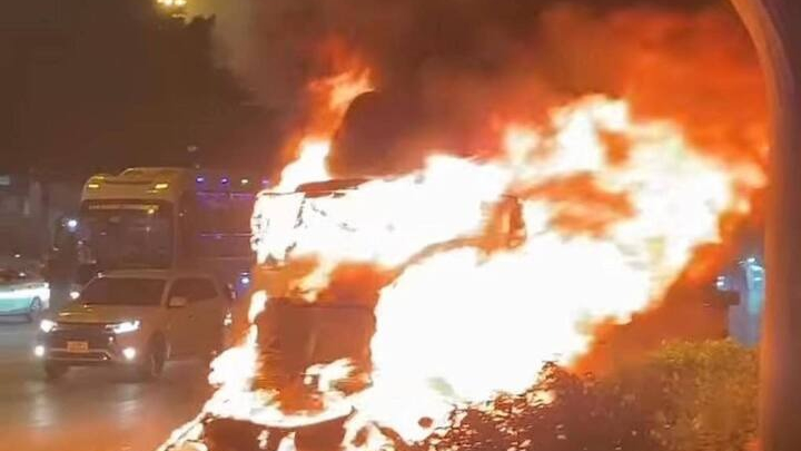 Xe container cháy rụi ở Hà Nội, tài xế thoát nạn