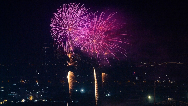 Tuyệt đẹp màn pháo hoa chào mừng 50 năm thống nhất đất nước tại Hà Nội