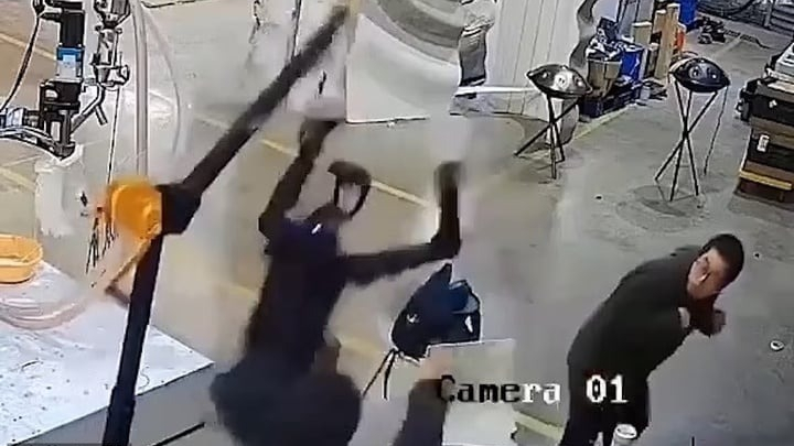 Robot nổi điên tấn công người điều khiển