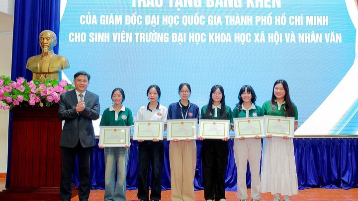Sinh viên nhường chỗ cựu chiến binh là bình thường, sao lại tặng bằng khen?