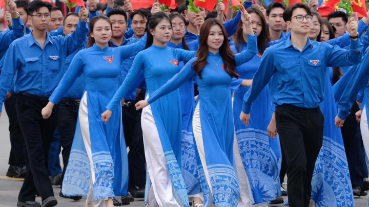 Rạng rỡ những 'bóng hồng' tham gia diễu hành kỷ niệm 70 năm giải phóng Hải Phòng