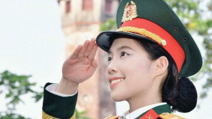 Nhan sắc trong trẻo của nữ thiếu uý 22 tuổi gây sốt tại Hoa hậu Việt Nam