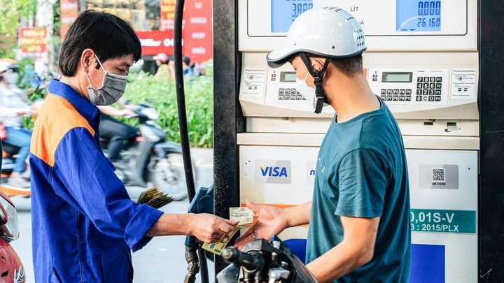 Giá xăng tăng gần 100 đồng/lít, giá dầu đồng loạt giảm