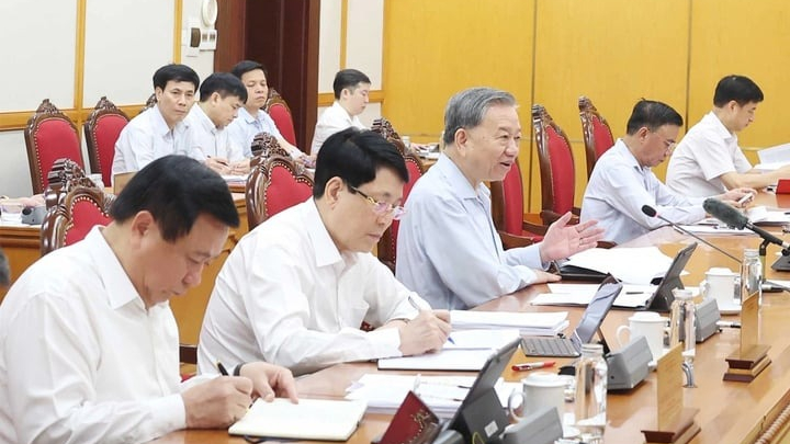 Bộ Chính trị: Các cơ quan, đơn vị cấp tỉnh, xã mới có thể hoạt động từ 1/7
