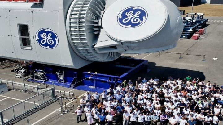 General Electric – Khi 'người khổng lồ' phải tự cắt đôi chân mình: Bài học tái cấu trúc đau đớn nhưng cần thiết!