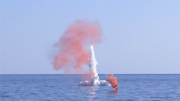 Kalibr phóng từ tàu ngầm - 'Bóng ma' khiến phòng không Ukraine mất ăn mất ngủ