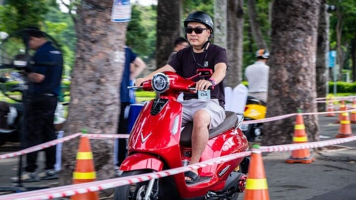 Nhiều khách hàng đặt cọc xe máy điện tại sự kiện 'Đổi xăng lấy điện'