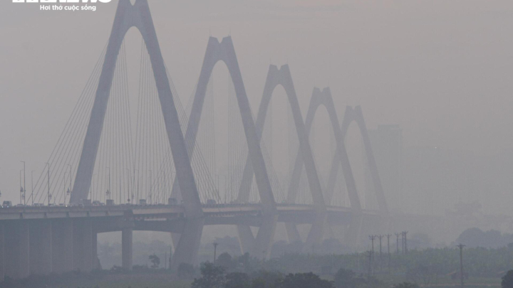 Dân đốt rơm, khói trắng trời Hà Nội, hun người đi đường