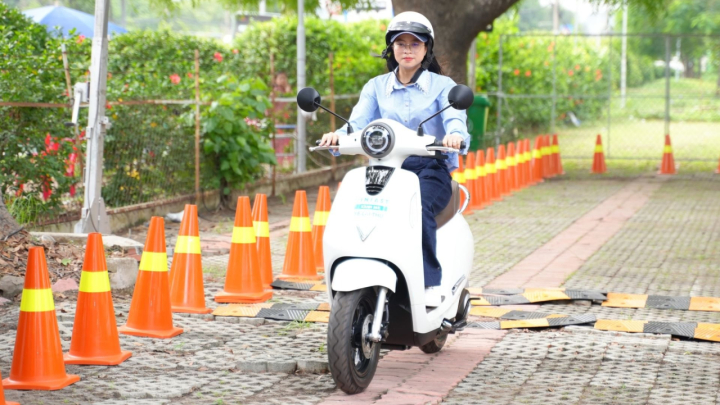 Xe điện VinFast giá từ 12 triệu đồng thu hút dân văn phòng chuyển đổi xanh