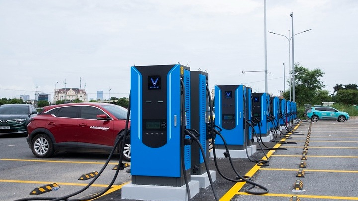 Chủ xe điện VinFast: ‘Trạm sạc mới có tới 84 cổng sạc siêu nhanh, quá tiện lợi’
