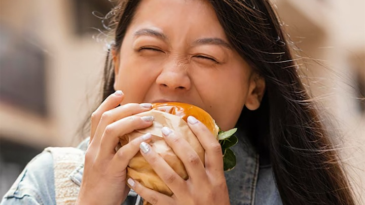 Bị người yêu ‘đá’, cô gái ăn 4kg thực phẩm để trả thù và suýt vỡ dạ dày