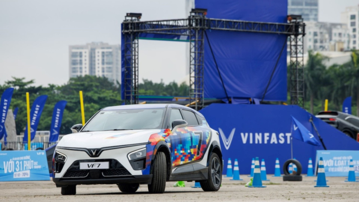 Người dùng chạy thử bộ đôi xe điện VinFast: VF 7 linh hoạt, lanh lẹ, VF 8 êm ái, phù hợp gia đình