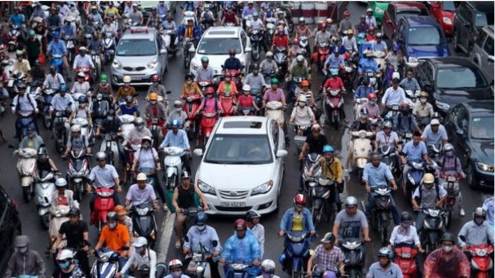 Hà Nội xem xét tăng phí trước bạ, phí biển số xe chạy xăng, dầu từ quý III/2025