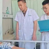 Ngồi lên tảng đá giữa trời nóng 38 độ C, bà lão bị bỏng nặng, phải ghép da