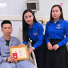 Trao huy hiệu Tuổi trẻ dũng cảm cho chàng trai cứu 4 người trong vụ lật tàu