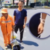 Người mẹ lao công dẫn con trai thiểu năng trí tuệ nhặt rác giữa trời nắng