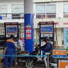 Bắt đầu bán xăng E10: Giá rẻ hơn RON 95, bất ngờ với phản ứng của khách hàng