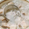 Nước luộc thịt có váng bọt do thực phẩm nhiễm hóa chất?