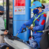 Ngày đầu bán xăng E10 tại Hà Nội: Khách hàng sẵn sàng mua để bảo vệ môi trường