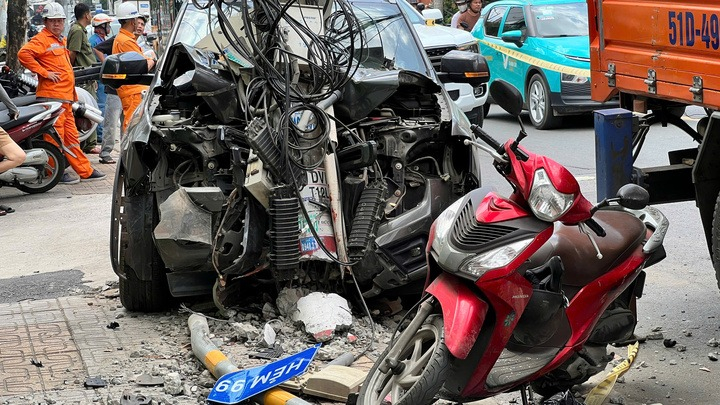 Xe bán tải lao lên vỉa hè, tông gãy trụ điện, 1 người chết