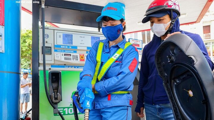 Giá xăng dầu hôm nay 5/8: Chưa ngừng giảm