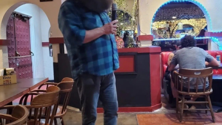 Nỗi khổ ăn uống của người có bộ râu đẹp nhất thế giới, mấy lần nghẹn vì nuốt râu