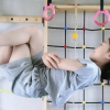 Cô bé 9 tuổi nằm trên dây đọc sách gây sốt mạng xã hội Trung Quốc