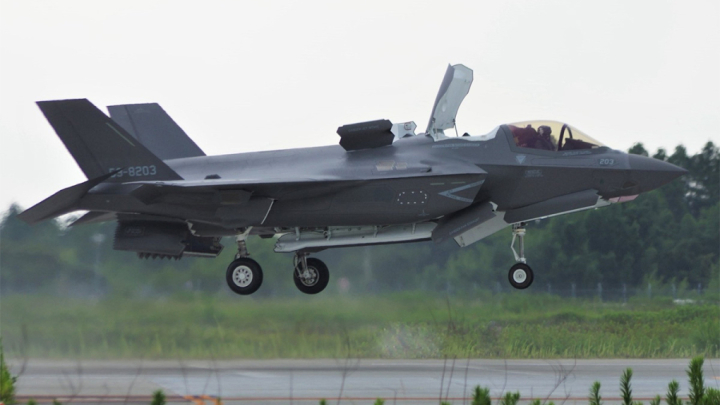 Tiêm kích F-35B của Anh hạ cánh khẩn cấp xuống Nhật Bản