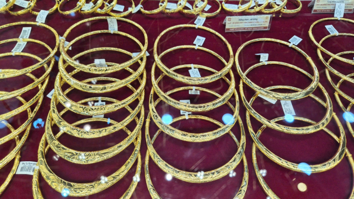 Đầu tuần, giá vàng giảm mạnh từ mức đỉnh lịch sử