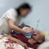 Giúp việc lấy sạch tiền của ông lão 84 tuổi, con cái ‘kiện’ mới biết đó là mẹ kế