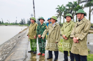 Đồng chí Nguyễn Quang Hưng, Phó Chủ tịch Thường trực UBND tỉnh kiểm tra công tác phòng, chống bão số 3 tại xã Đông Thái Ninh và Khu công nghiệp Liên Hà Thái