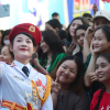 Người dân xem diễu binh, diễu hành được phát miễn phí nước uống, lương khô, bánh