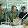 Giám đốc Công an Hà Nội trao bằng khen tặng cảnh sát cơ động bị quái xế tông