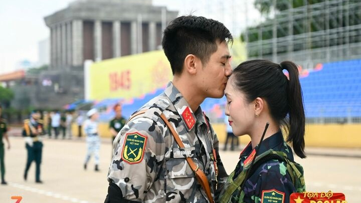 Cặp chiến sỹ trao nụ hôn gây sốt mạng trong buổi tổng hợp luyện A80 là ai?