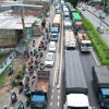 Xe tải tông nhau lật ngang trên đường, giao thông ùn tắc kéo dài 2km tại TP.HCM