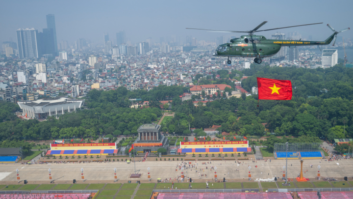 Hà Nội tuyệt đẹp nhìn từ buồng lái trực thăng kéo cờ đỏ sao vàng